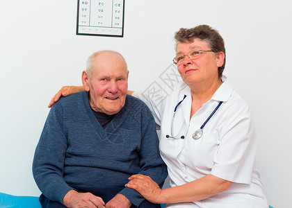 疗养院的中年医生和快乐的老年图片