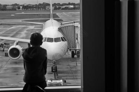 一个男孩在等待在机场登机图片