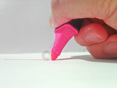 拿着粉色荧光笔的手图片