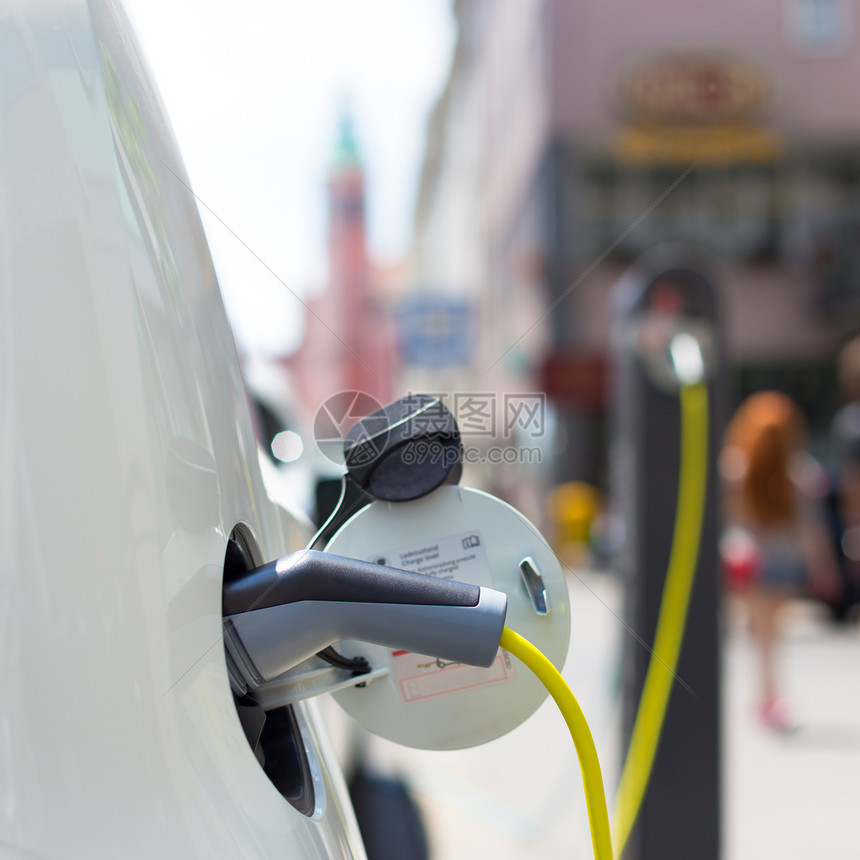 电动汽车充电源电动汽车充电站关闭插入正在充电的图片