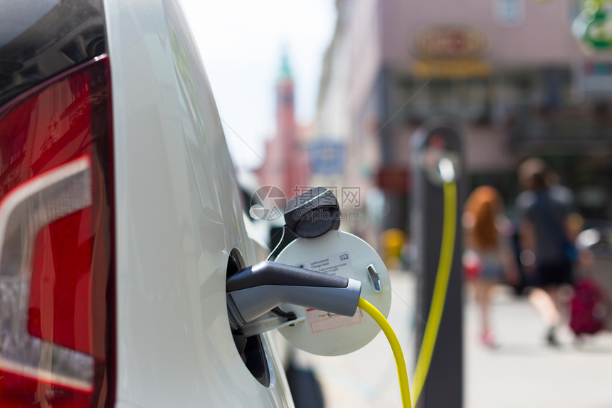 电动汽车充电源电动汽车充电站关闭插入正在充电的图片