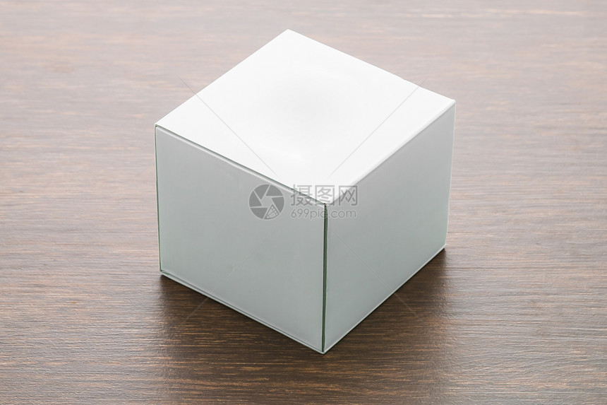 木制背景上的空白盒子模型图片