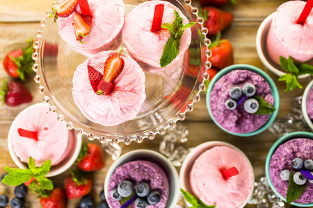 用塑料杯制作的自制蓝莓和草莓冰棒图片