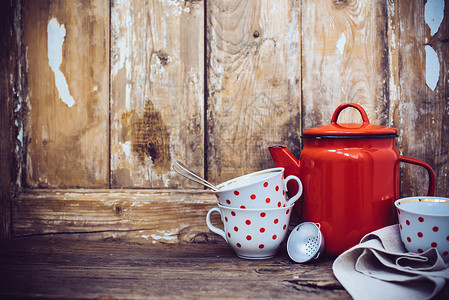古老的厨房装饰品红焦糖咖啡壶和杯子图片