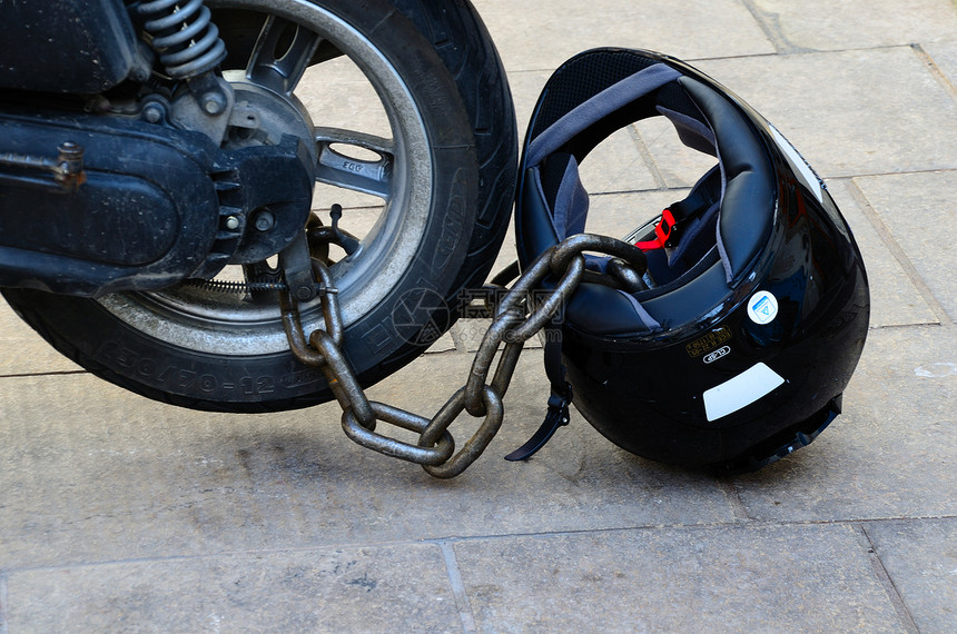 马赛带链条的摩托车头盔锁图片