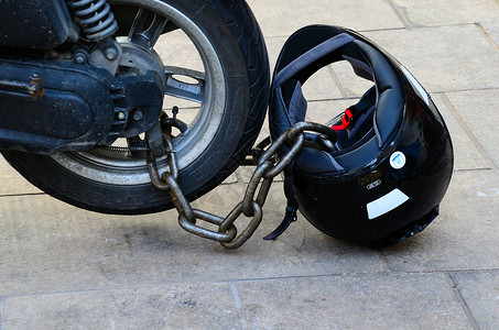 马赛带链条的摩托车头盔锁图片