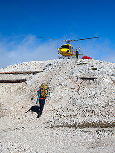 直升机完成向斯洛文尼亚朱利安阿尔卑斯山的Kredaric图片