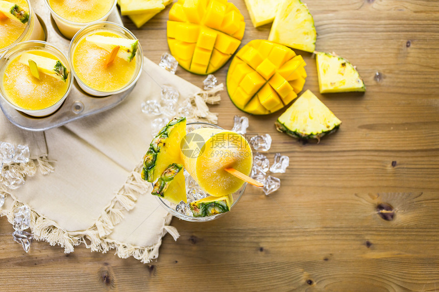 由芒果菠萝和椰子牛奶自制图片