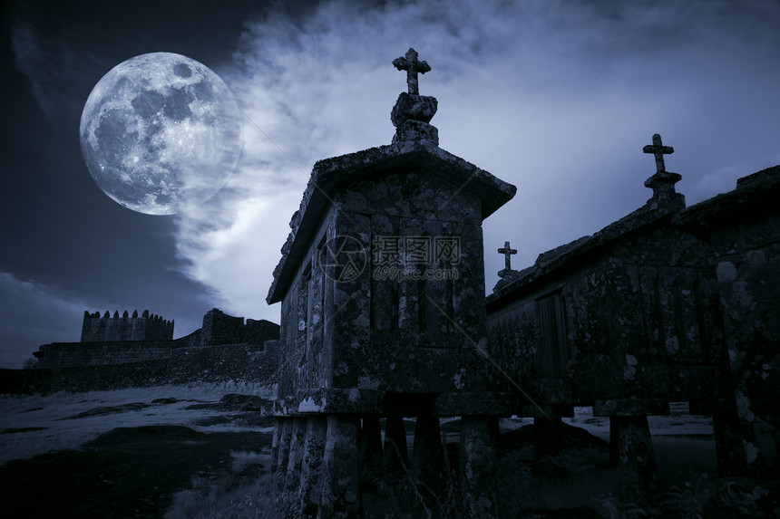 黄昏时满月在中世纪城堡和葡萄牙北部边远村庄林多佐的老花岗岩玉米谷仓上升起图片