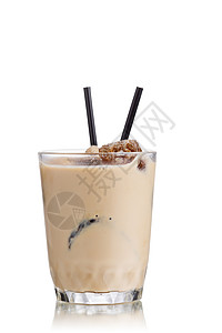 用高球杯中的冷冻咖啡块制成的牛奶咖啡鸡尾酒冰牛奶咖啡图片