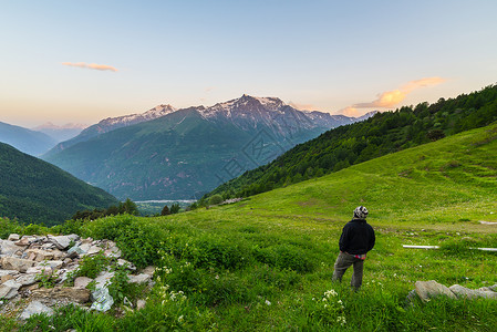 在阿尔卑斯山的高处观看五颜六色的日出图片