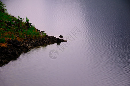 波涛汹涌的湖岸图片