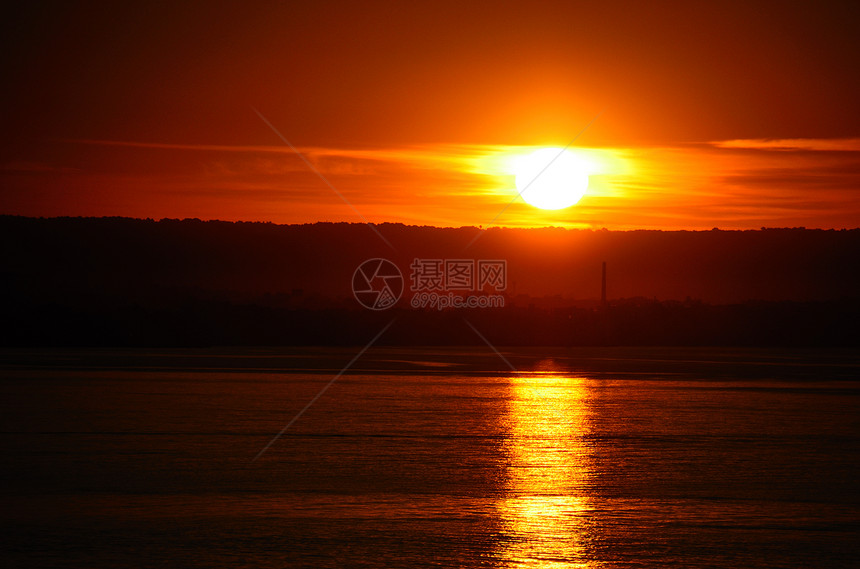 在马略卡港的美丽的红色日落图片