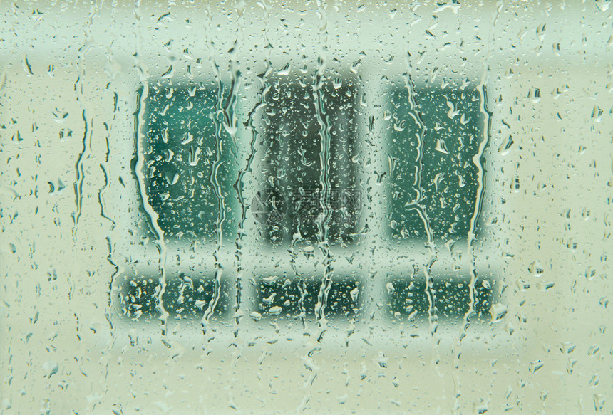 背景窗户模糊的上的雨滴图片