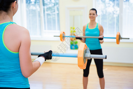 运动提升运动概念年轻女子在健身图片