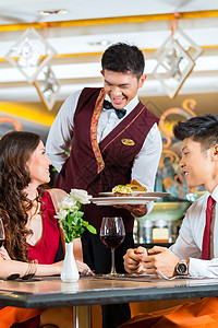 亚裔夫妇男人和女人或情人在美食餐厅里约会或浪漫晚餐图片