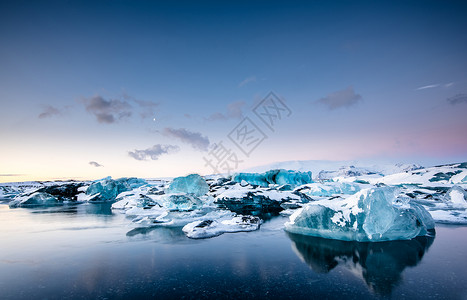 冰山在日落时漂浮在Jokulsarlon冰川图片