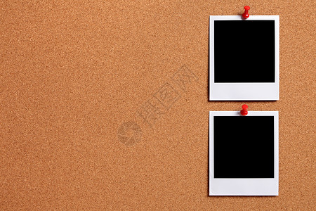两张空白的照片指纹被钉在软木布告板背景图片