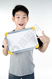 亚洲男孩的笑容很小白板和照着灰图片