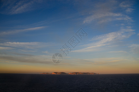 日出时海中的小岛图片