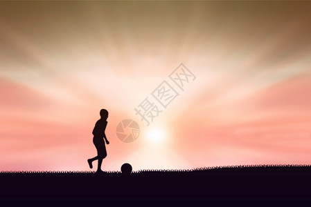 儿童在足球背景日落图片