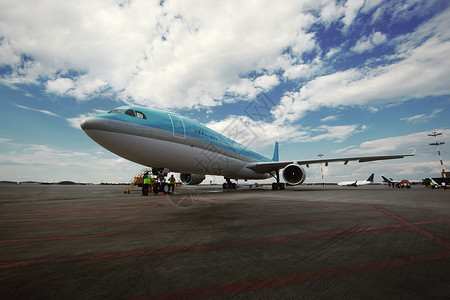 现代飞机站在国际机场的机场图片