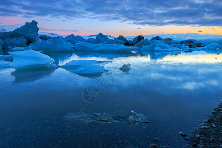 午夜时分在冰岛的冰川泻湖图片