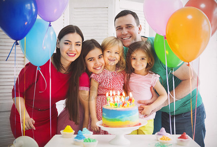家庭庆祝其小女儿生日的肖像家庭乐趣图片