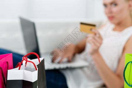 妇女通过互联网支付信用卡进行购买图片