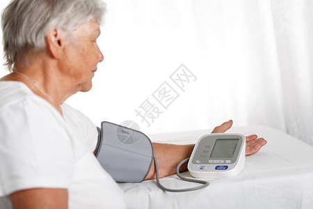 无可替代老妇人在家用自动压力计测量血压自我健康控制诊断和医疗保健概念长寿和健康的生活或医疗器械和背景