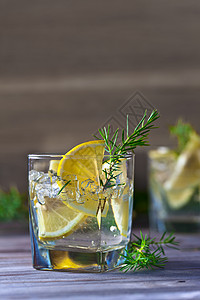用柠檬和冰的酒精饮料图片