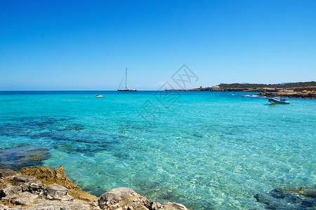 汤姆伊莱斯西班牙伊比萨岛圣安东尼奥CalaConta海滩的清净背景