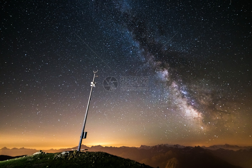 夏季在阿尔卑斯山的高海拔地区拍摄的银河系和星空的杰出美景图片