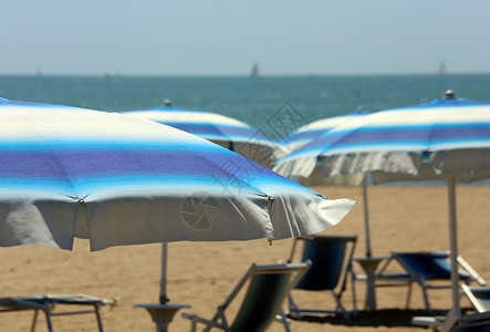 炎夏日沙滩上五颜六色的遮阳伞背景图片
