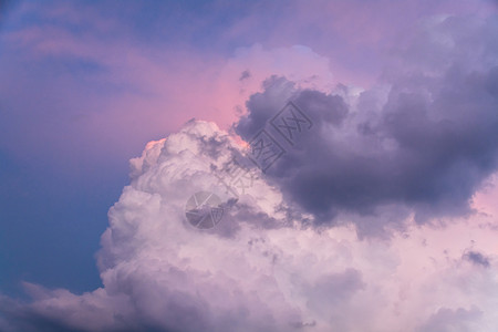 暴风雨厚的云层在夏日被太阳照亮图片