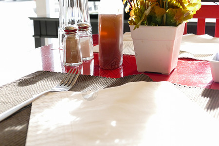红桌上的叉蜂蜜花盆餐巾玻图片