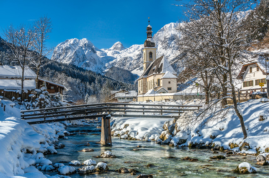 德国上巴伐利亚州贝希特斯加登公园的拉姆绍村著名的圣塞巴斯蒂安教区堂与巴伐利亚阿尔卑斯山风景秀丽的图片