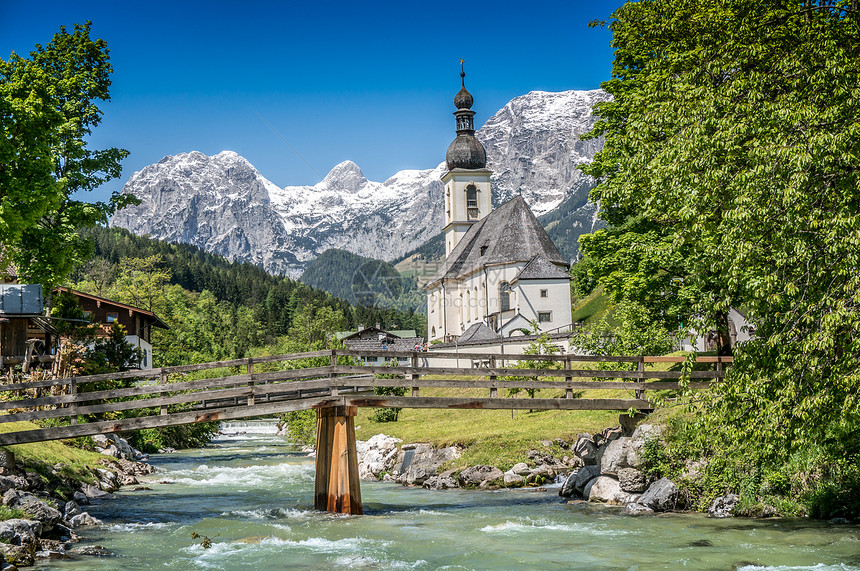 德国上巴伐利亚贝希特斯加登公园的拉姆绍村著名的圣塞巴斯蒂安教区堂巴伐利亚阿尔卑斯山风图片