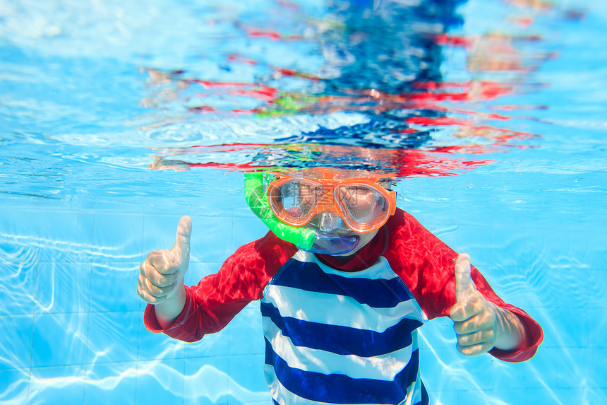 可爱的快乐的小男孩在水下游图片