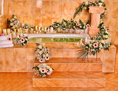 带泡浴和鲜花的家庭浴室内饰图片