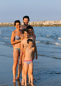 海滩上暑假期间5人家庭图片