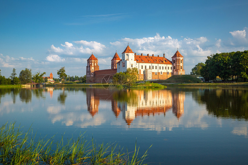 白俄罗斯湖边美丽的中世纪城堡位于白图片