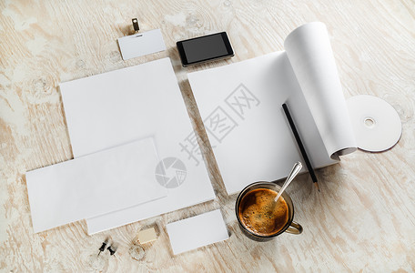 轻木背景上的企业形象模板空白文具套装用于设计演示和作图片