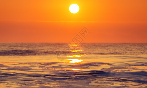 日出和海洋中的波光粼日出拍摄图片