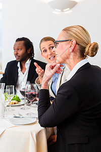 商务午餐团队会议在餐厅吃喝庆祝良好的合作图片