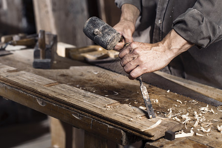 木工台上的木匠平面手图片