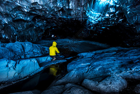 冰岛川洞穴的游客图片