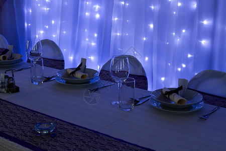 婚礼或餐桌布置紫色灯光装饰图片