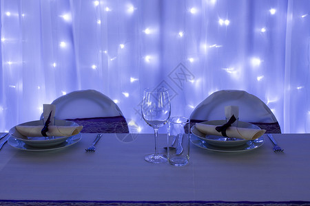 婚礼或餐桌布置紫色灯光装饰图片