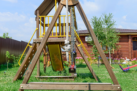 在度假村里有秋千的儿童木制过山车图片